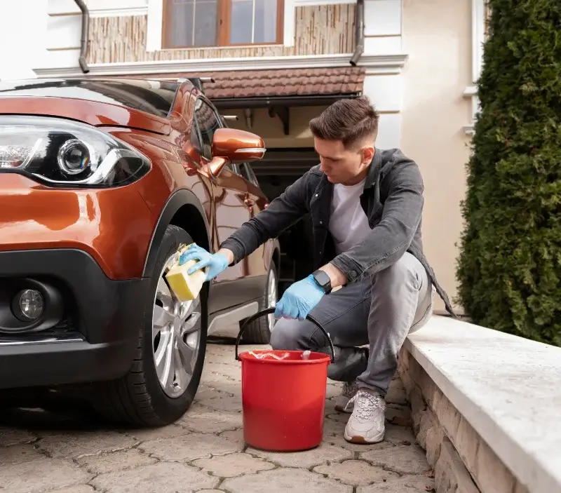 Lavage auto à domicile Pleuven : professionnel intervenant sur un véhicule